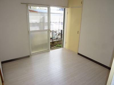 Living and room. Western-style 4.5 Pledge