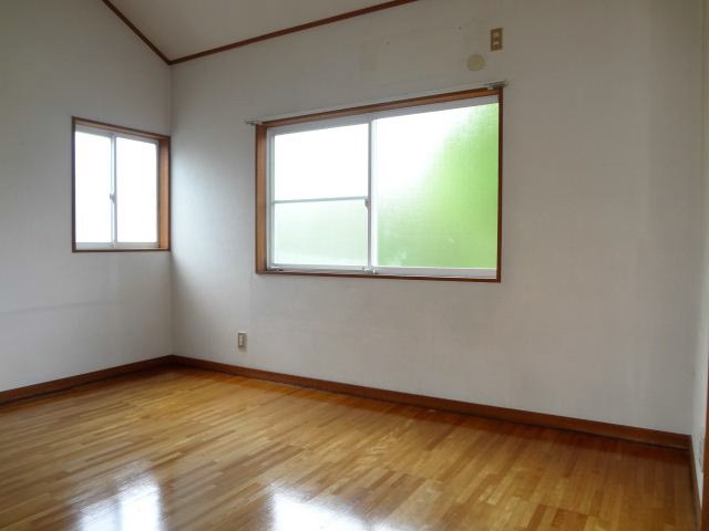 Living and room. Since the two sides there is a window, Ventilation good