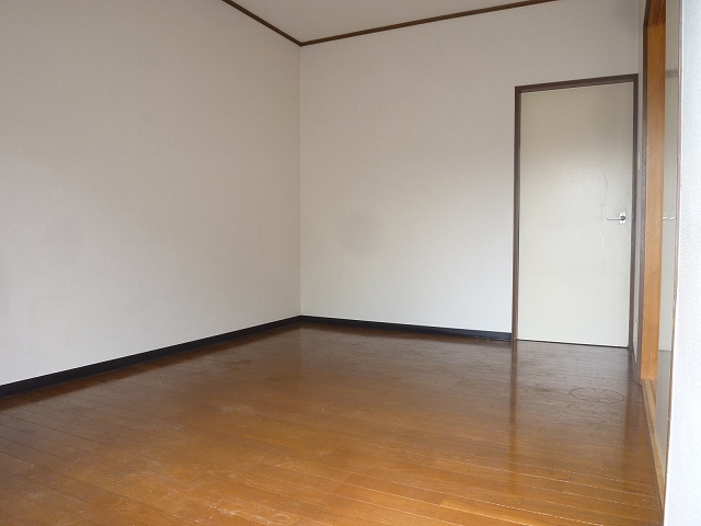 Living and room. Western-style 6 Pledge