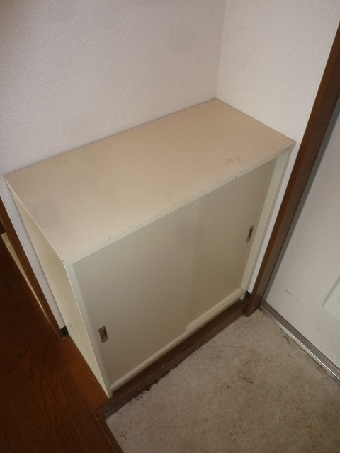 Receipt. Entrance shoe box