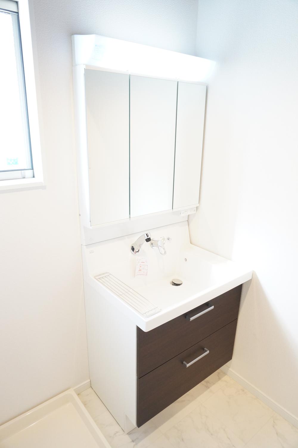 Wash basin, toilet. Local (12 May 2013) Shooting