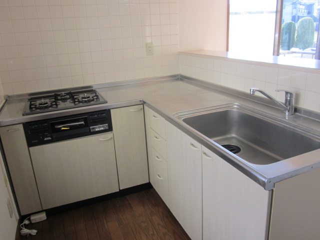 Kitchen. Easy-to-use L-shaped kitchen