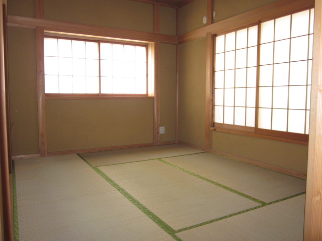 Other room space. It is a bright room