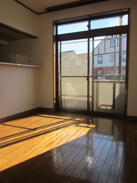 Living and room. It is bright with large windows