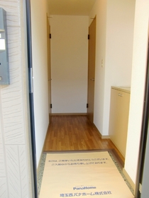 Entrance. ◆ Airy entrance ◆