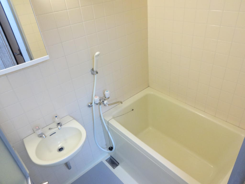 Bath. In the bathroom mold measures Yes window ◎