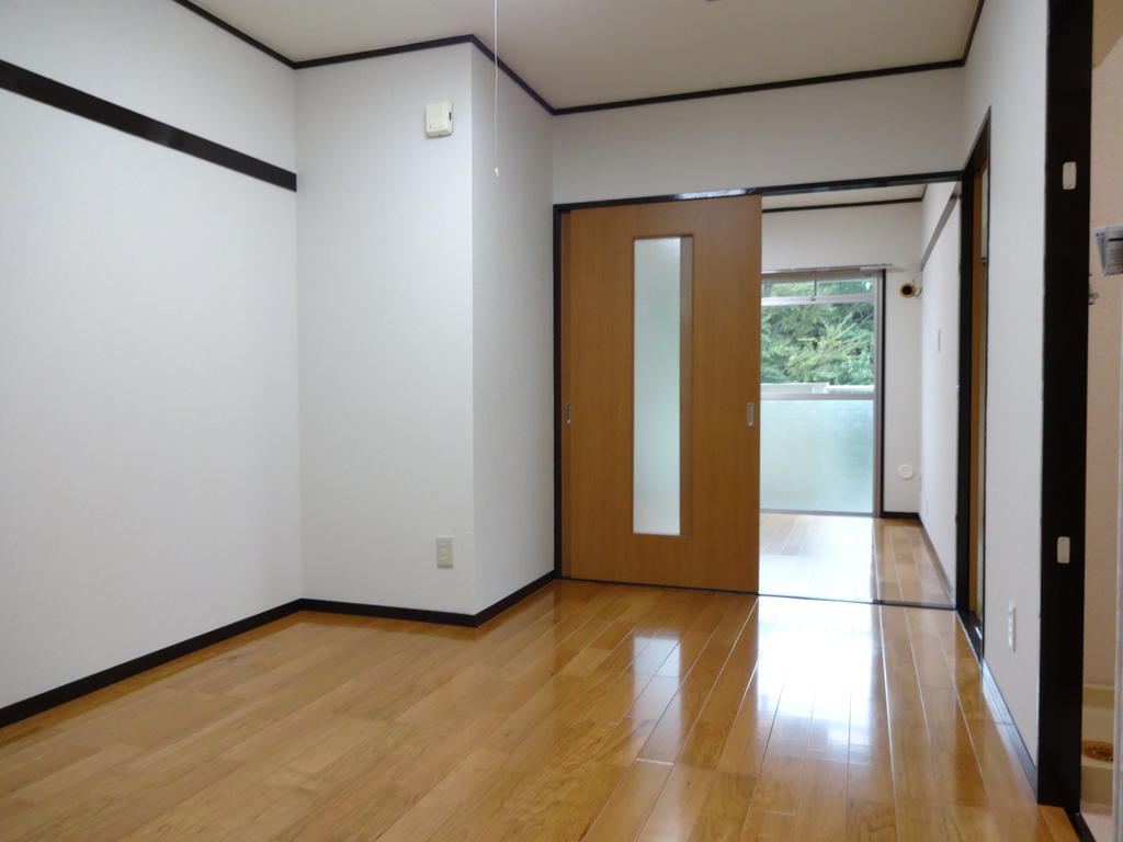 Toilet. Chokawa pre-floor living also Western-style is also a shiny