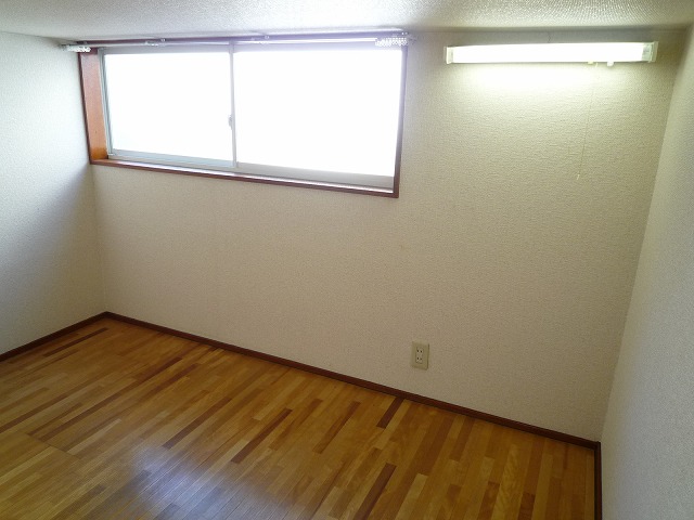 Other room space. 3 Pledge of loft with a window!