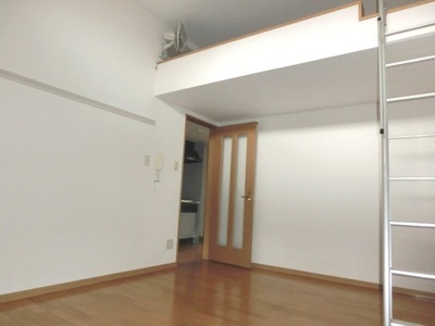 Living and room. Ceiling higher sense of openness ↑