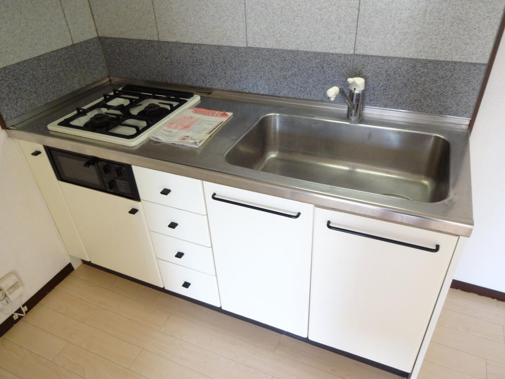 Kitchen. 3-burner stove, System kitchen