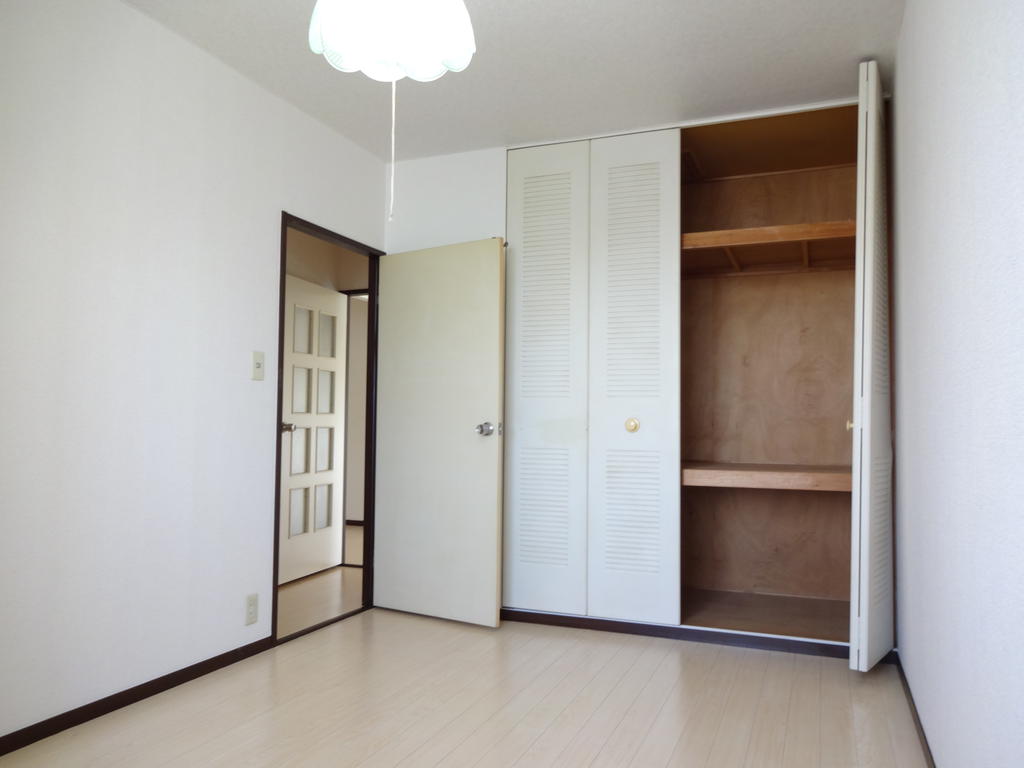 Receipt. Storage There are height-to-ceiling