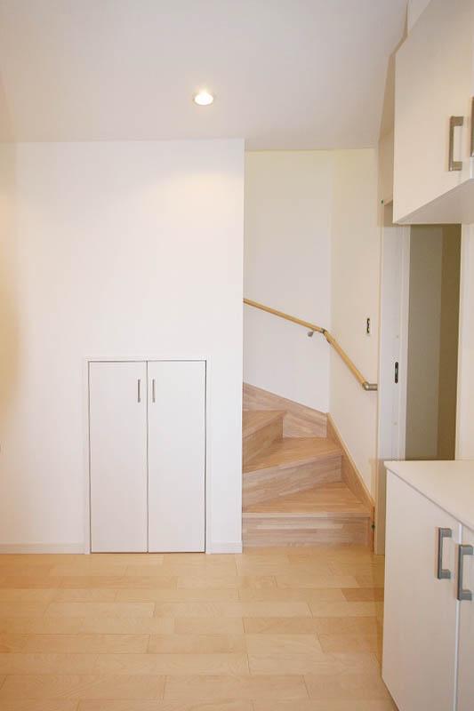 Entrance. Retrieve immediately things when you go out, It is housed rich entrance