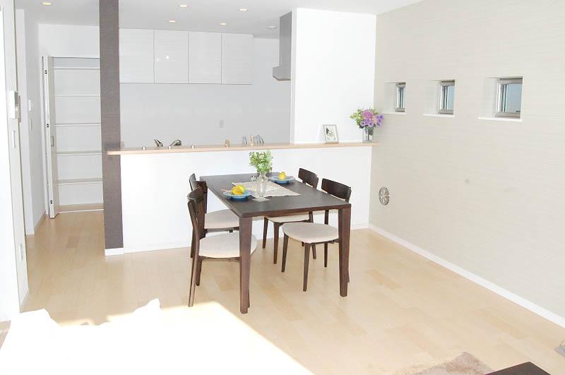 Living. Plenty of sunshine is shine in LDK! There is also a cupboard in the kitchen, I'm glad specifications in dishes like wife. 