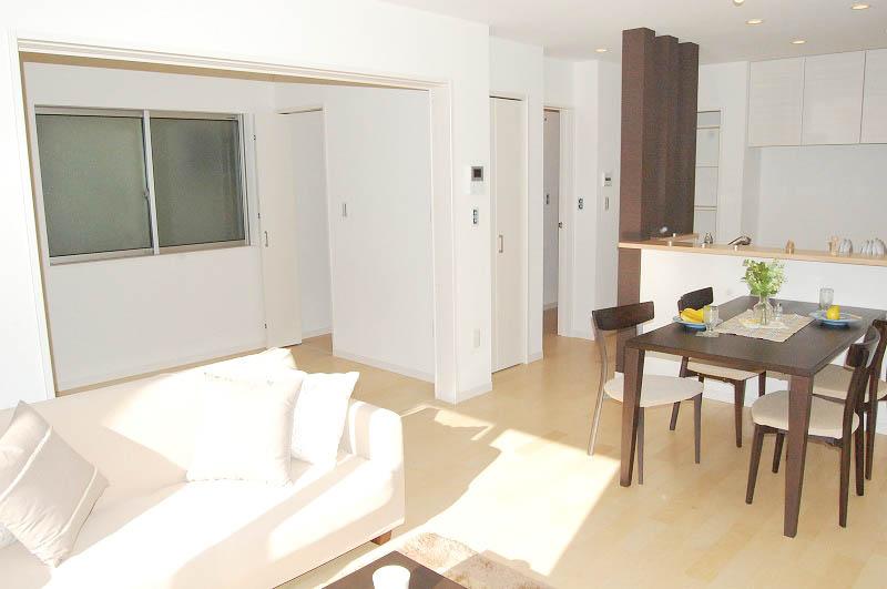 Non-living room. Adjacent room is next to the living. It opened eyes fill the door, It will be even more spacious space. 