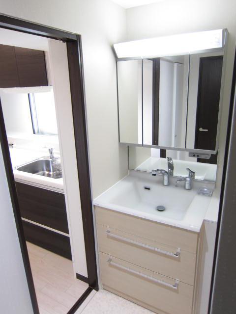 Wash basin, toilet. Indoor (12 May 2013) Shooting