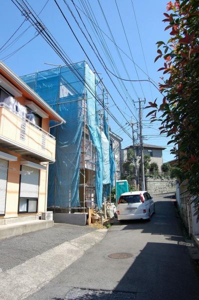 Local photos, including front road. Local (mid-September shooting 2013)