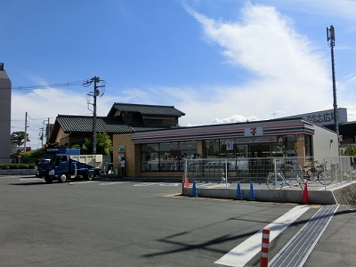 Convenience store. 210m to Seven-Eleven (convenience store)