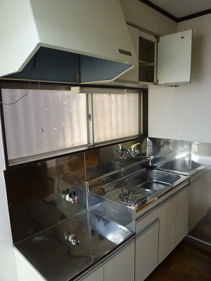 Kitchen. Gas two-burner stove correspondence