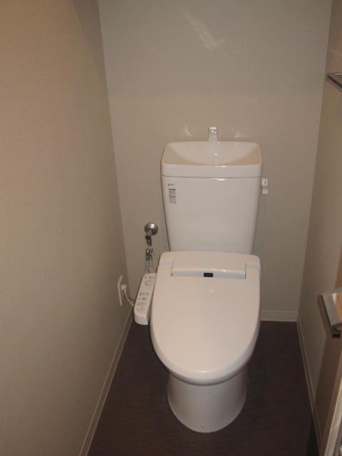 Toilet. Immediate Available / 2 along the line more accessible / It is close to the city / Bathroom Dryer / All room storage / LDK15 tatami mats or more / Japanese-style room / Starting station / Face-to-face kitchen / Bicycle-parking space / Elevator / High speed Internet correspondence / TV monitor interphone / Urban neighborhood / water filter / Pets Negotiable / Maintained sidewalk / Flat terrain / Floor heating / Delivery Box / Bike shelter
