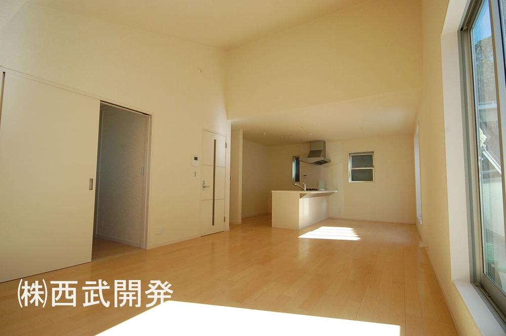 Living. Indoor (October 2013) and airy plenty in the living room of shooting gradient ceiling. 