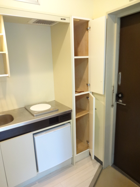 Entrance. Kitchen Horizontal, Yes storage rack