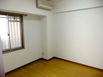 Living and room. Entrance side of the Western-style (flooring, Air condition)