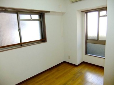 Living and room. Two-sided lighting entrance gable Western-style (flooring, Air condition)