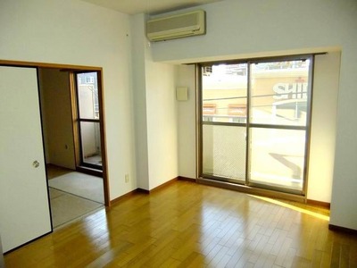 Living and room. 2 face lighting of living (flooring in the corner room, Air condition)