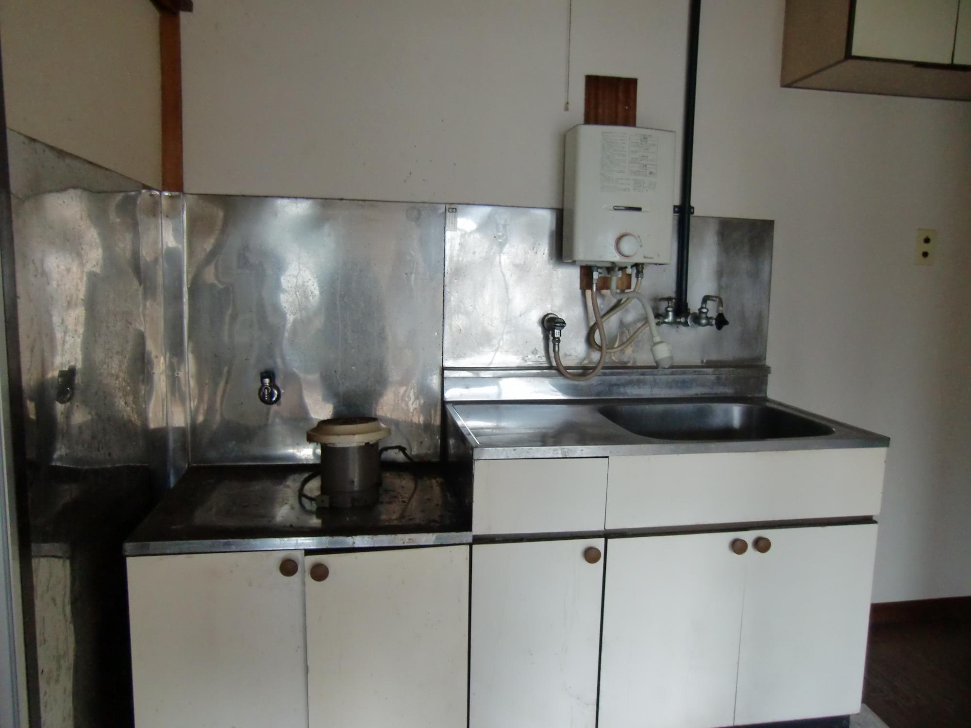 Kitchen. Gas two-burner stove installation Allowed