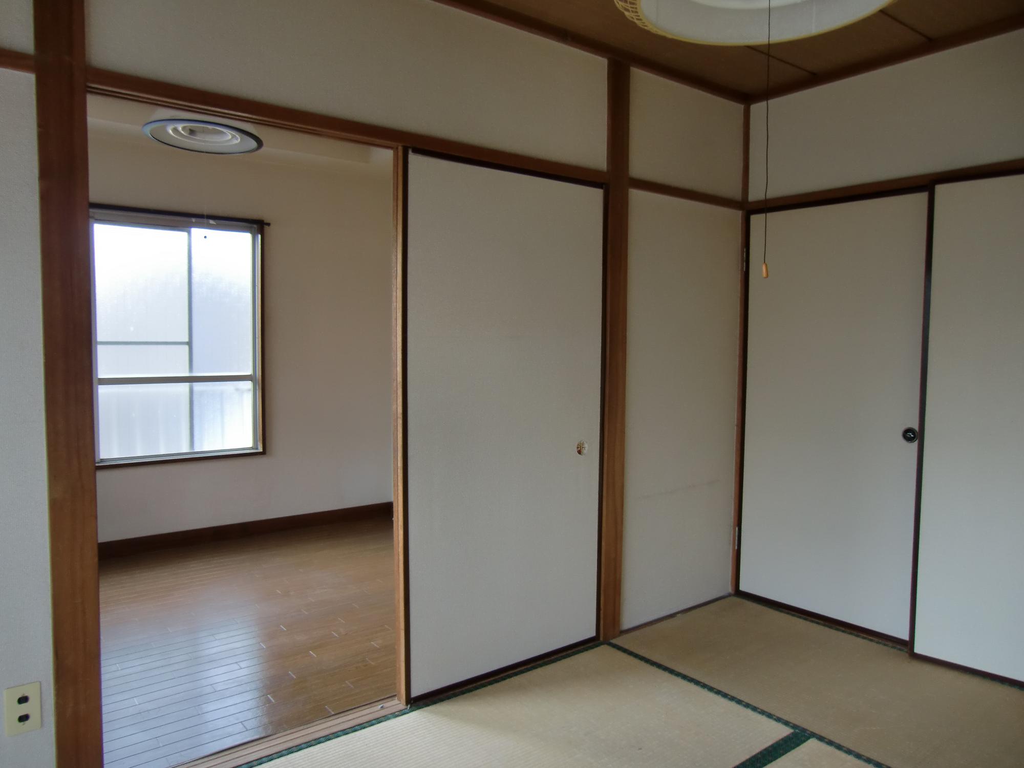 Living and room. Western-style 4.5 Pledge