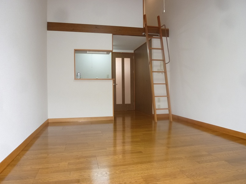 Living and room. Western-style flooring 8 pledge! 