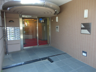 Entrance. surveillance camera / auto lock