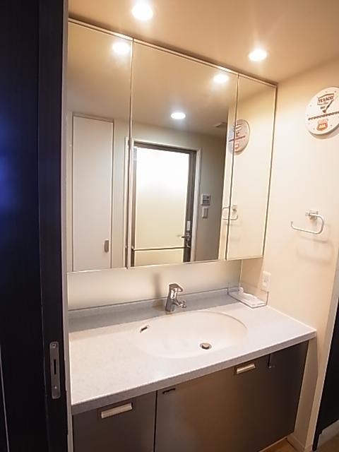 Wash basin, toilet. Indoor (12 May 2013) Shooting