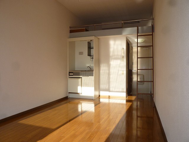 Living and room. Western-style 7.5 Pledge flooring