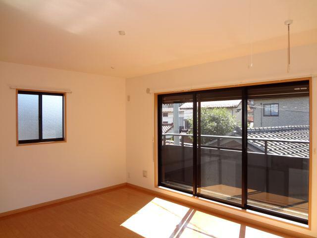 Living and room. Again if live, With sunny rooms electric shutter