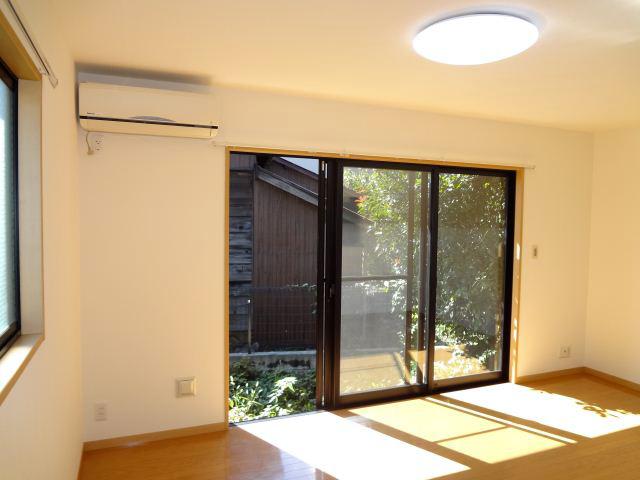 Living and room. Maisonette angle room dihedral daylight sunny