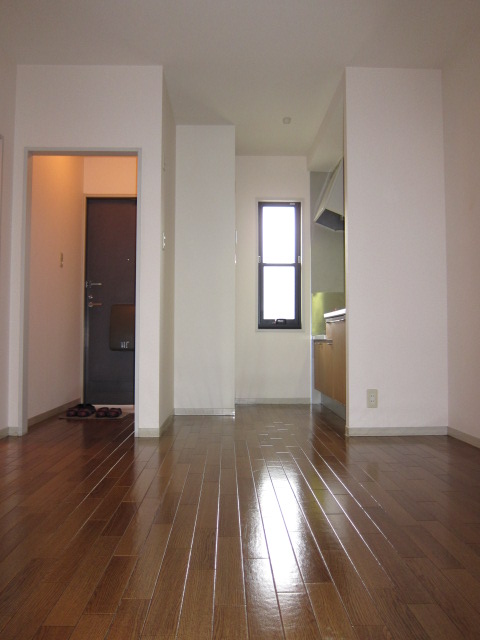 Living and room. It will be in a room photo of the same type 2F.