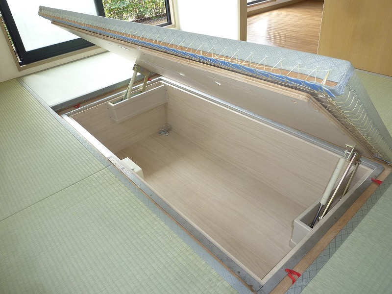 Receipt. Japanese-style room under the floor storage