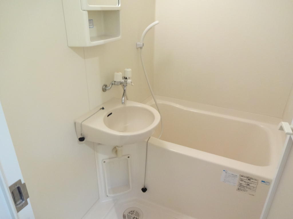 Bath. A clean bathroom