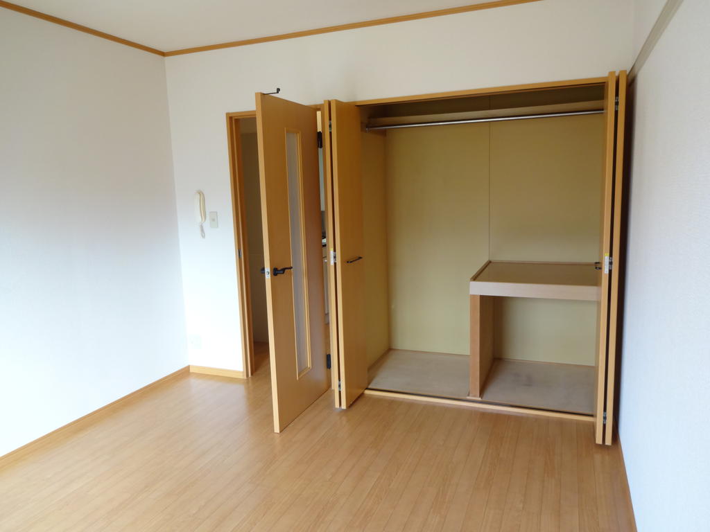 Receipt. Housed various convenient closet type Applications