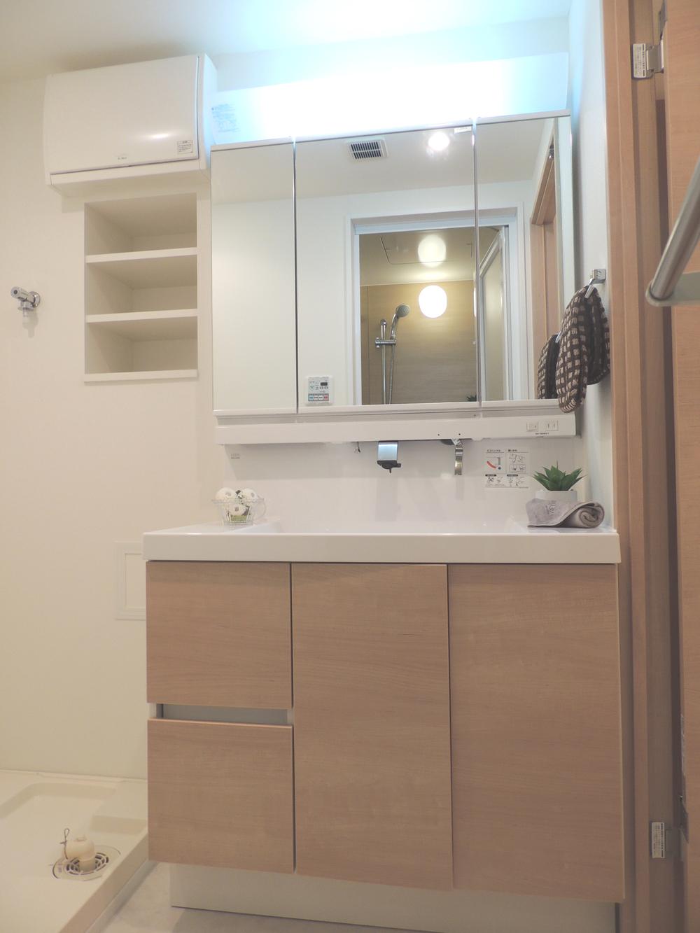 Wash basin, toilet. Interior