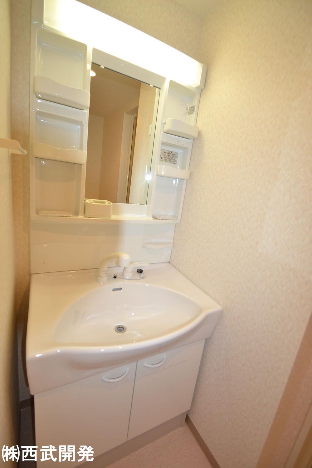 Wash basin, toilet. Indoor (12 May 2013) Shooting