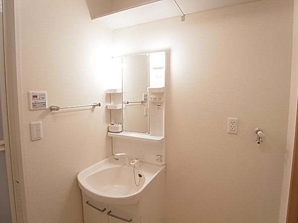 Washroom. Independent wash basin