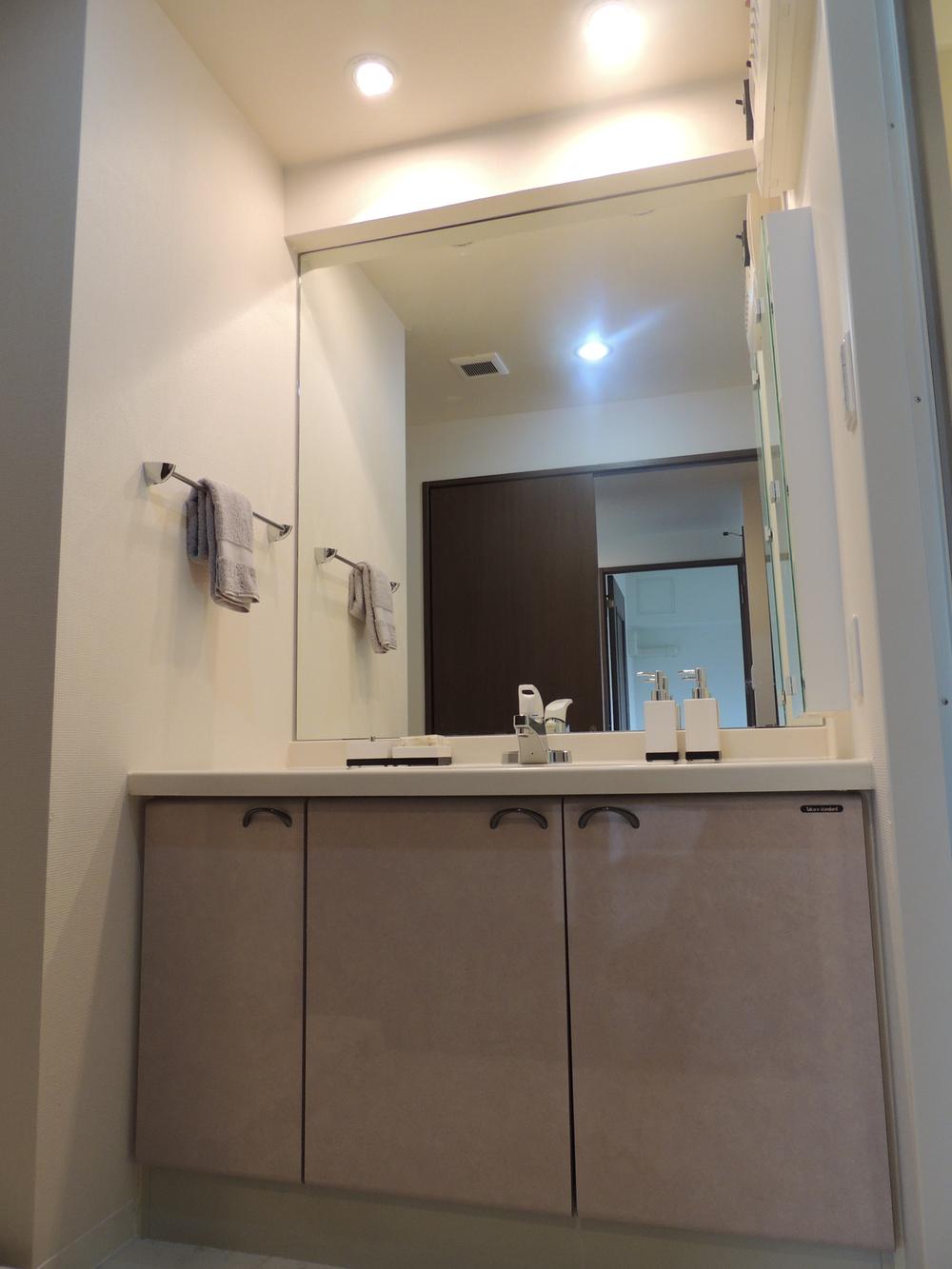 Wash basin, toilet. Interior