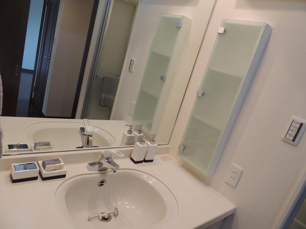 Wash basin, toilet. Interior