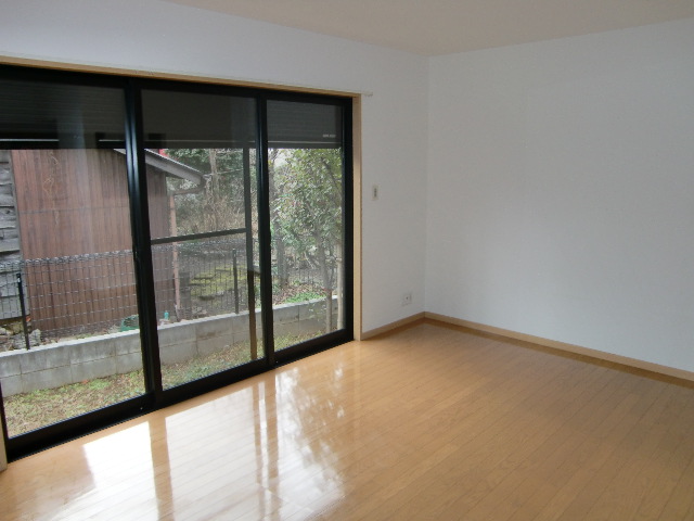 Living and room. It will be in a room photo of the same type by the room.