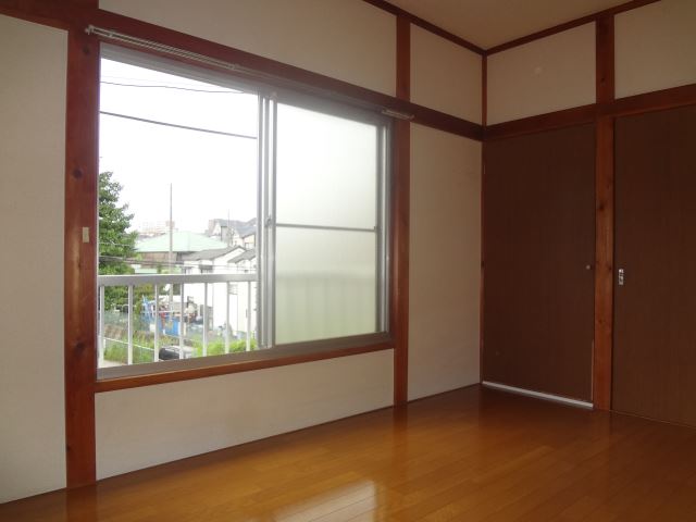 Living and room. There is a window on two sides, Ventilation good ◎