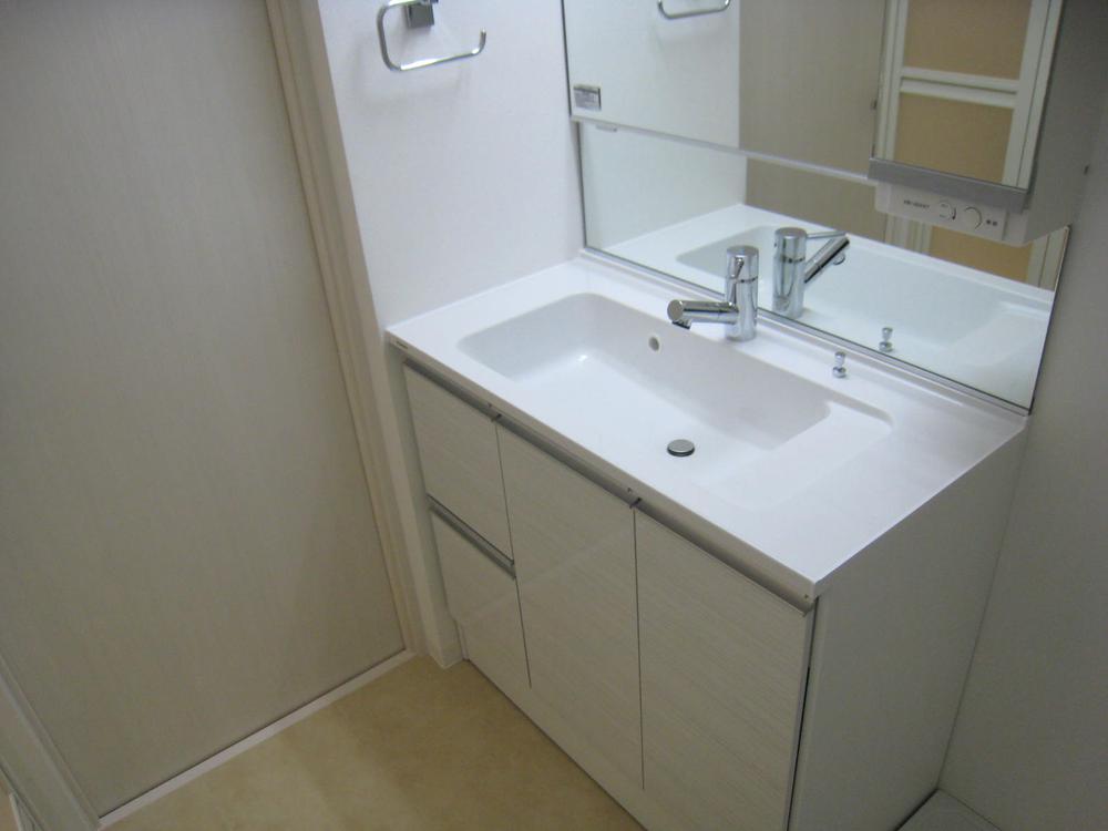 Wash basin, toilet. Indoor (November 4, 2013) Shooting