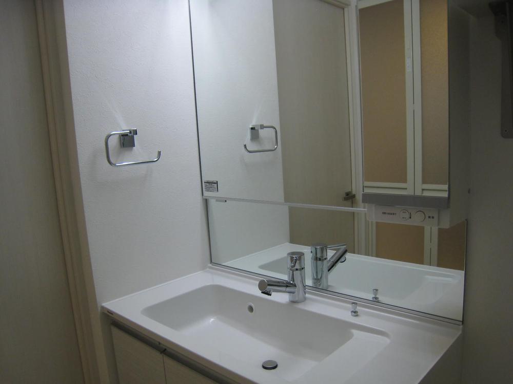 Wash basin, toilet. Indoor (November 4, 2013) Shooting