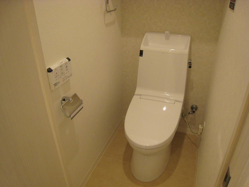 Toilet. Indoor (November 4, 2013) shooting) shooting